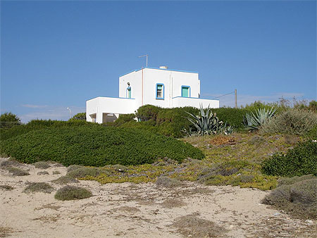 Une maison de style grec en bord de mer