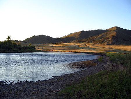 Cr�puscule sur rivi�re mongole