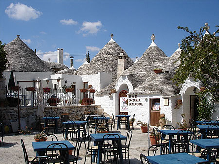 Terrasse et restaurant au milieu des trulli