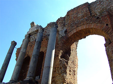 Colonnes parmi les ruines
