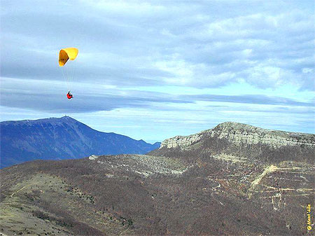 Le Mont Ventoux vu de loin en parapente