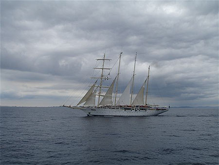 Voilier dans les bouches de Bonifacio