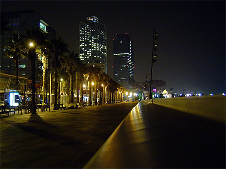 Le village olympique by night