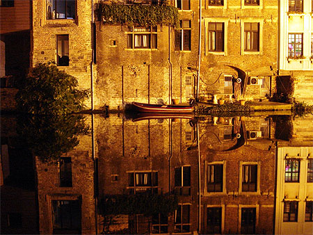 Reflet de canot sur canaux...