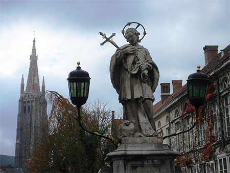 St Jean de Nepomuk dans la brume automnale
