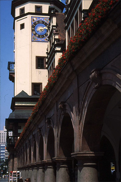 Les arcades de l'ancien h�tel de ville.
