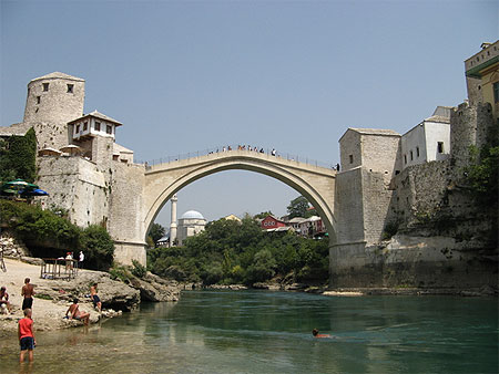 Un pont entre deux rives