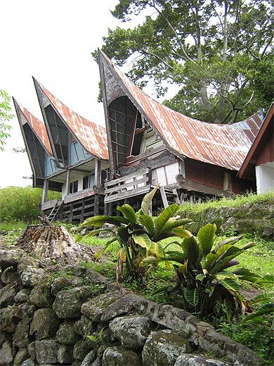 Sur la route, des maisons batak