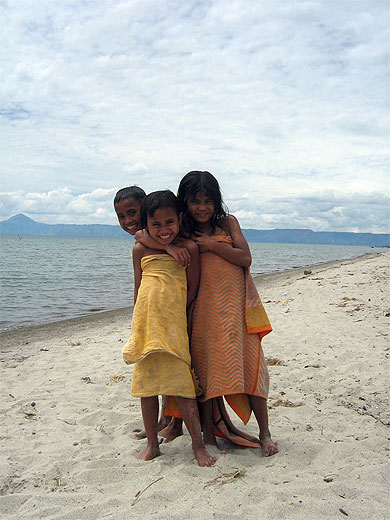 Apr�s l'�cole, la plage du Lac Toba