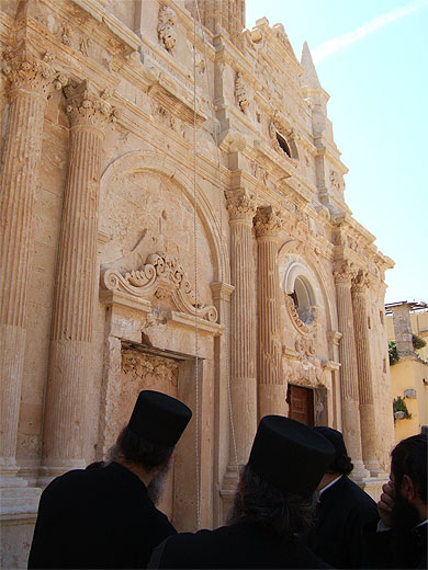 Popes devant la fa�ade de l'�glise d'Arcadie.