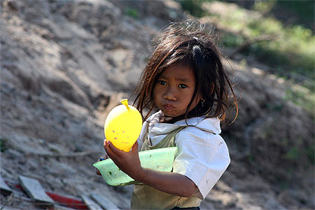 Petite lao au ballon jaune