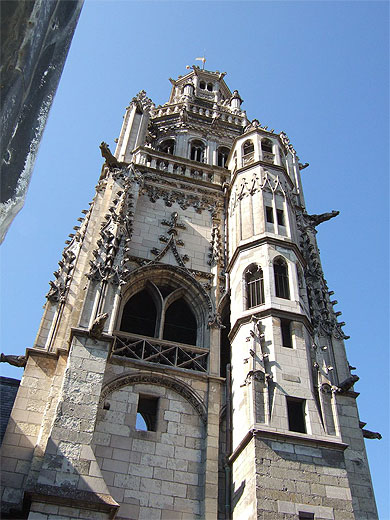 Une tour de la cath�drale de Tours