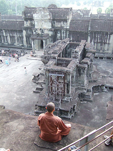 Bonze en m�ditation au sommet d'Angkor Vat
