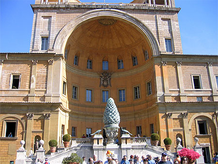 Cour de la "Pomme de Pin" Vatican