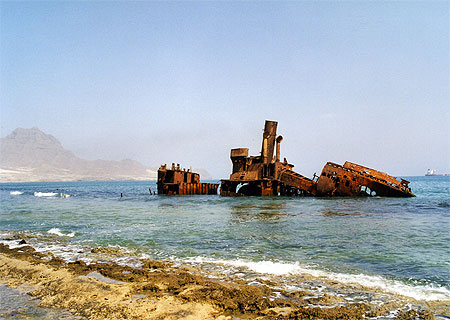 Epave sur la plage de Mindelo