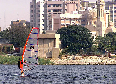 Planche � voile sur le Nil au Caire