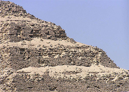 Gros plan sur la pyramide de Saqqara