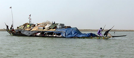 Pinasse surcharg�e sur le fleuve Niger