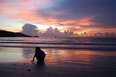 Jeune tha� jouant avec le sable