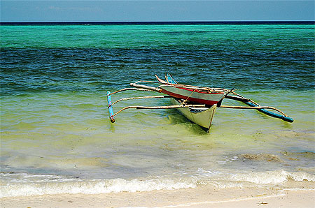 Barque � bascule sur le plage de Bogalog � Boracay