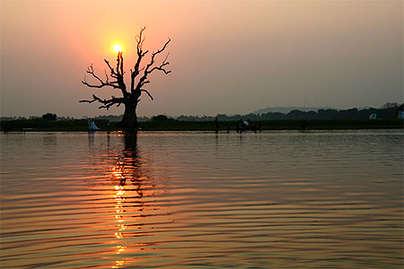 Couch� de soleil sur le lac Amarapura