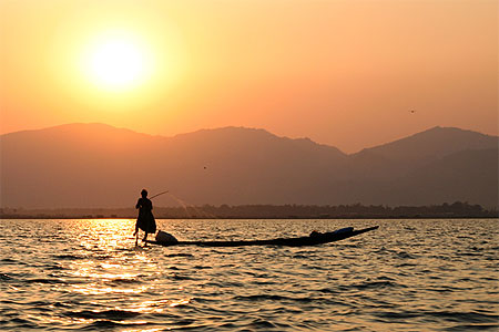 Couch� de soleil sur le lac Inle