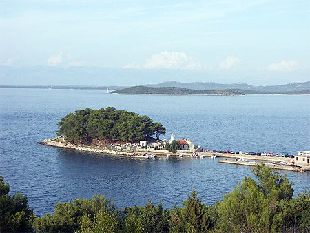 Chapelle et cimeti�re de Savar sur Dugi Otok