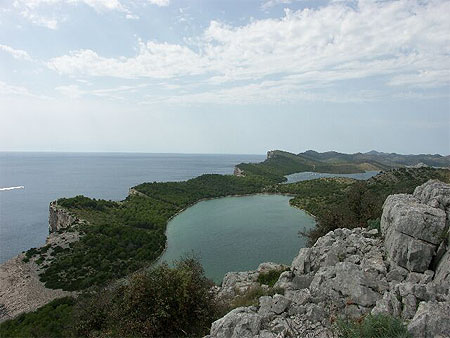 Le Lac Mir, la mer et les falaises... une beaut� � couper le souffle
