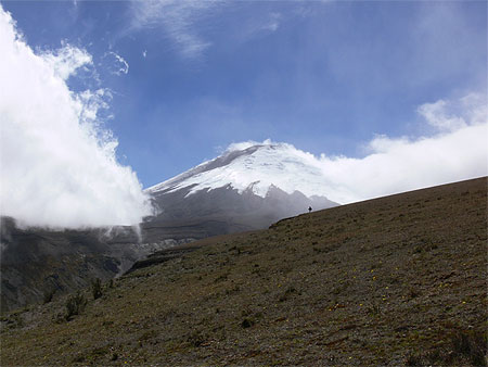 Le Cotopaxi entres les nuages