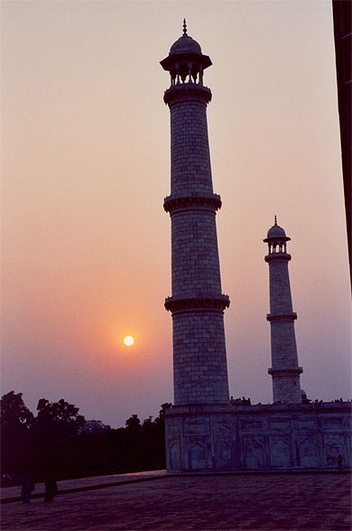 Coucher de soleil sur les minarets du Taj Mahal