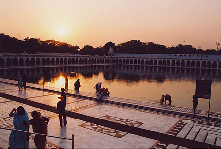 Coucher de soleil sur le bassin du temple Sikh de Gurudwara Sisganj