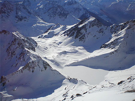 Lac enneig� en contrebas du pic