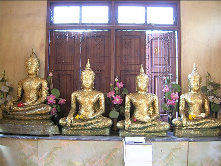 Statues de Bouddha recouvertes de feuilles d'or au Wat Tri Mit