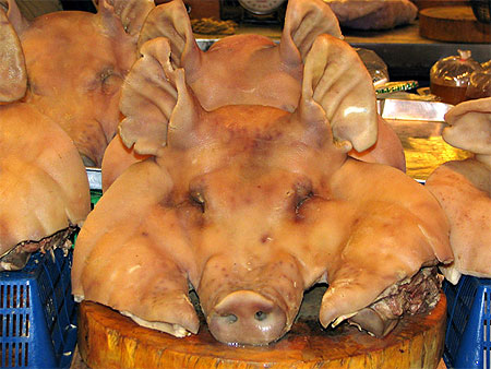 T�tes de cochons bouillies