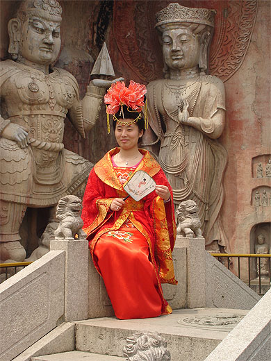 Chinoise rev�tant l'habit traditionnel