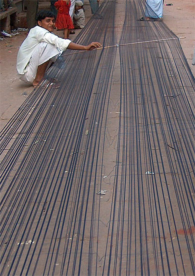 La fabrication de la soie, dans les rues de Benares