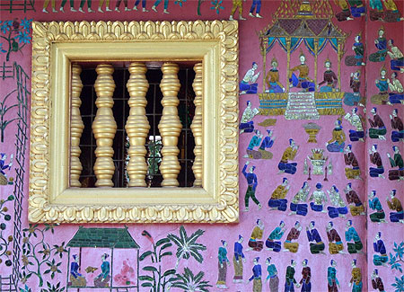 D�tail d'une fa�ade de temple � Luang Prabang