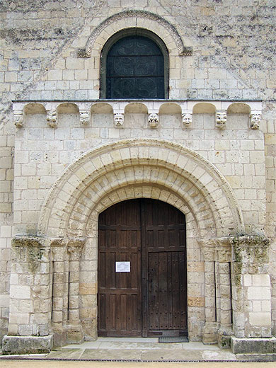 Porche d'entr�e de l'�glise de Rochecorbon