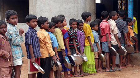 Orphelins attendant leur repas