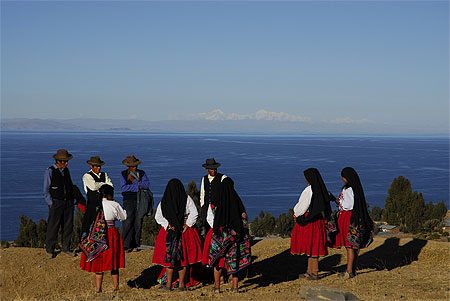 Amantani et au loin la cordill�re des Andes