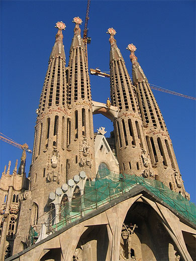 La Sagrada familia avec un fond bleu azur