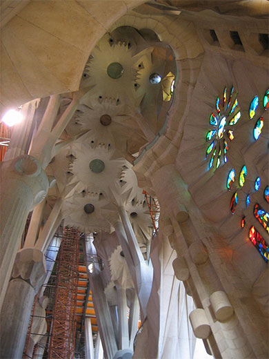 Immense plafond � l'int�rieur de la Sagrada Familia
