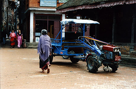 2 poules 1 tracteur et 1 femme