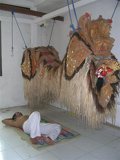Danseur se reposant avant le spectacle