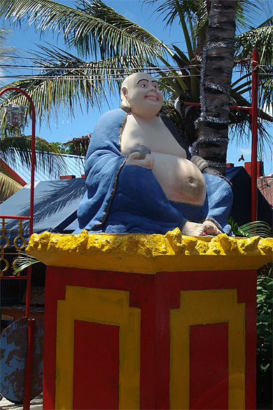 Bouddha � l'entr�e du bazar