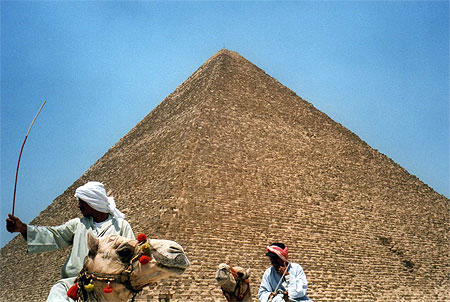Devant la grande pyramide