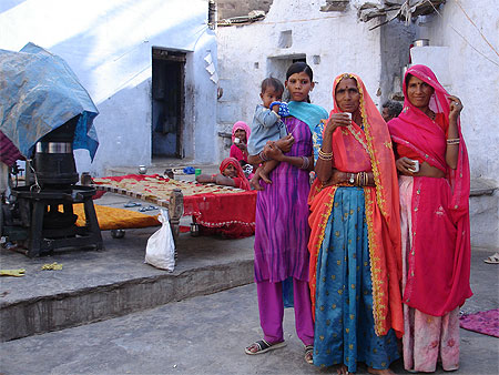 Famille indienne dans la cour int�rieure de leur maison