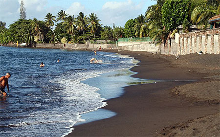 Plage de sable noir � Tahiti