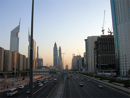 Sheikh Zayed Road au cr�puscule