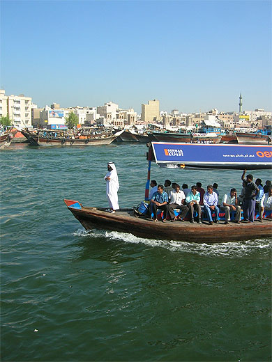 Abra dans la crique de Dubai